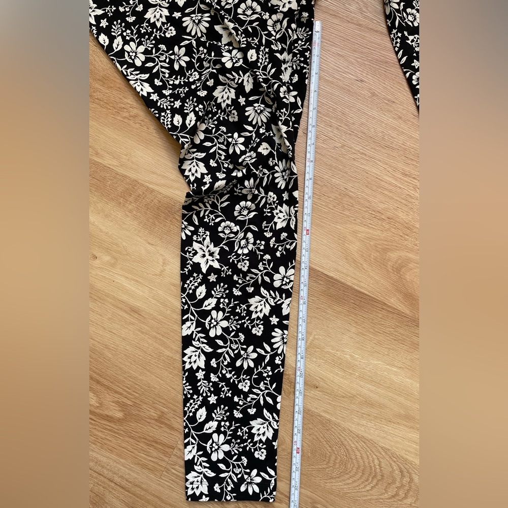 New NWT Old Navy large black white floral leggings - Picture 5 of 5